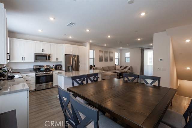 Detail Gallery Image 5 of 20 For 2640 Sprout #104,  Corona,  CA 92883 - 3 Beds | 2/1 Baths