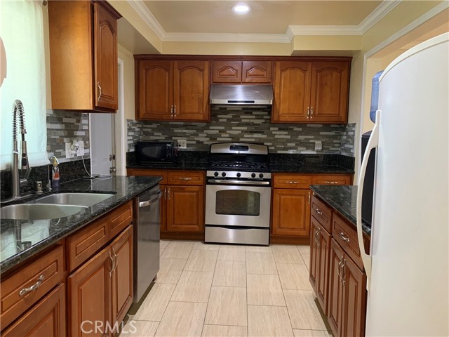 Detail Gallery Image 3 of 8 For 1638 Grove Pl, Fullerton,  CA 92831 - 4 Beds | 2 Baths
