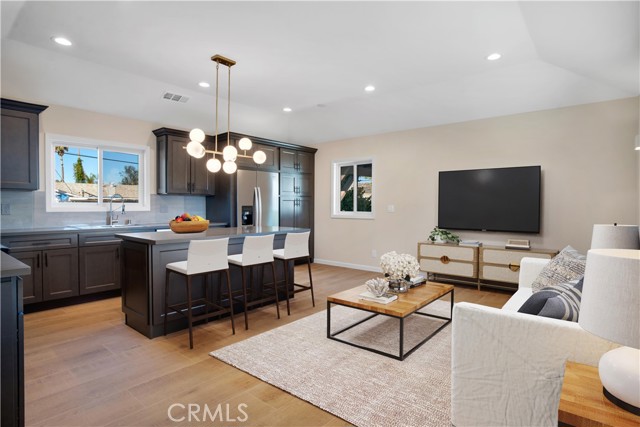 Detail Gallery Image 3 of 23 For 7633 Fallbrook Ave, West Hills,  CA 91304 - 3 Beds | 2 Baths