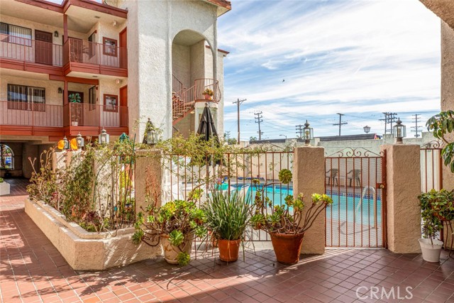 Detail Gallery Image 16 of 21 For 7625 Reseda Blvd #105,  Reseda,  CA 91335 - 3 Beds | 2 Baths