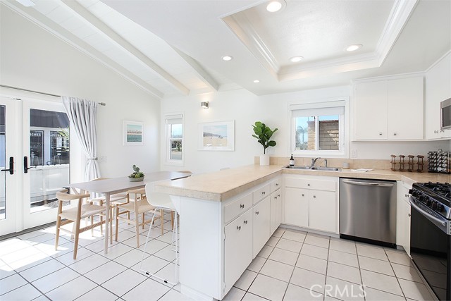 Detail Gallery Image 7 of 49 For 203 Cedar St a & B,  Newport Beach,  CA 92663 - 4 Beds | 3 Baths