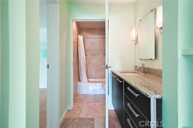 Detail Gallery Image 8 of 22 For 7254 Vassar Ave #303,  Canoga Park,  CA 91303 - 2 Beds | 2 Baths