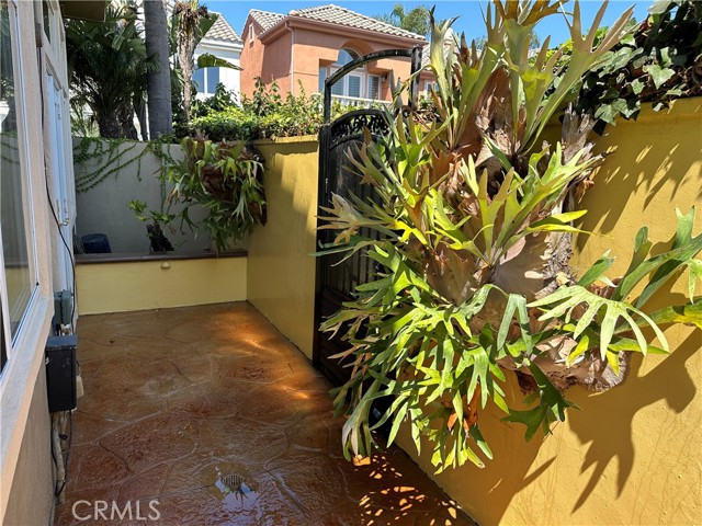 Detail Gallery Image 4 of 24 For 2020 Santa Ana Ave #G,  Costa Mesa,  CA 92627 - 3 Beds | 2/1 Baths