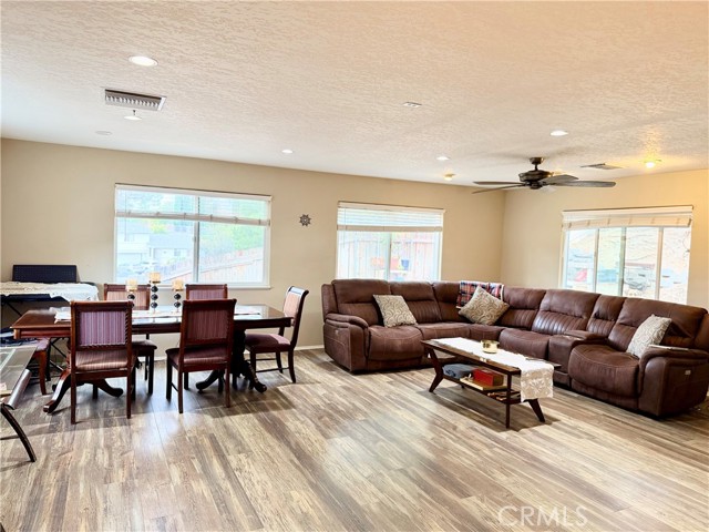 Detail Gallery Image 5 of 37 For 27939 Oakgale, Canyon Country,  CA 91351 - 3 Beds | 2 Baths