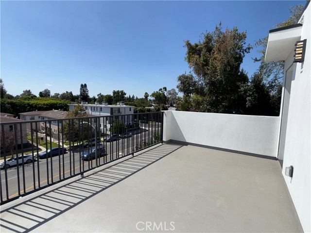 5044 Laurel Canyon Boulevard, Valley Village CA: https://media.crmls.org/medias/6947a6e2-e0b9-4318-b352-24ffa1126771.jpg