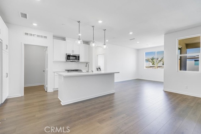 980 N Tangent Privado, Ontario CA: https://media.crmls.org/medias/6949b950-7808-446c-aa41-3918e8a1e5e2.jpg