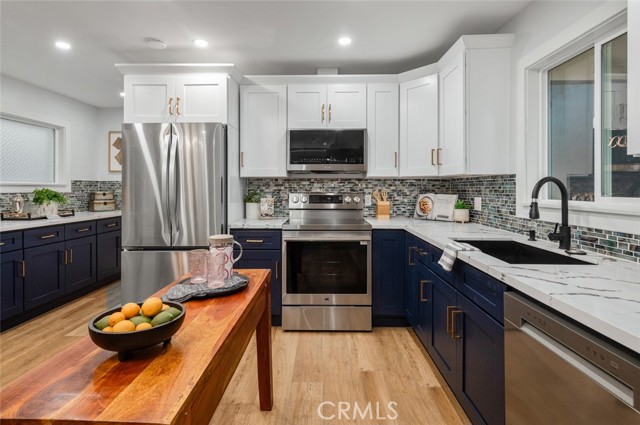 23 65th Place, Long Beach CA: https://media.crmls.org/medias/694a59c4-b704-4d19-bb70-1098b9d35a03.jpg