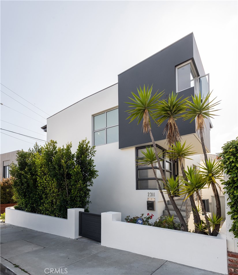 Completely renovated home perfectly situated in one of the most coveted neighborhoods in North Hermosa. Expansive, stunning Palos Verdes and white water views. A one of a kind opportunity.
