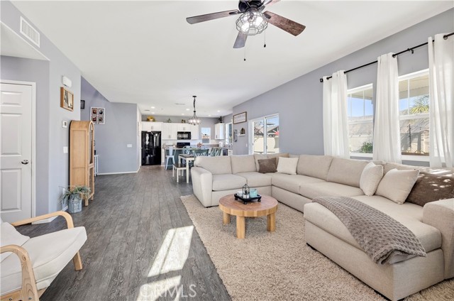 Detail Gallery Image 17 of 34 For 1665 Vibrant Gln, San Jacinto,  CA 92582 - 5 Beds | 3 Baths