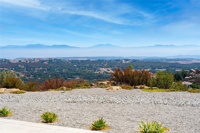 Detail Gallery Image 3 of 55 For 42225 Hacienda Dr, Murrieta,  CA 92562 - 4 Beds | 5/1 Baths