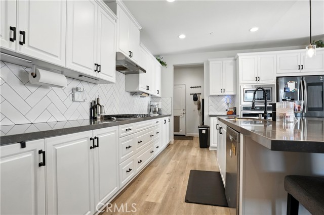 Detail Gallery Image 11 of 75 For 11715 Periwinkle Pl, Jurupa Valley,  CA 91752 - 6 Beds | 4/1 Baths