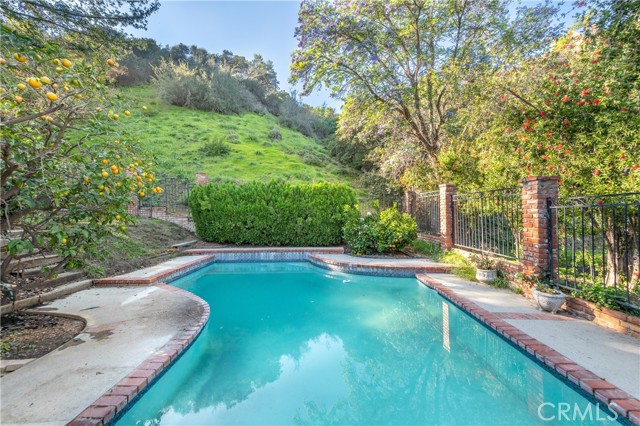 Detail Gallery Image 13 of 17 For 17005 Escalon Dr, Encino,  CA 91436 - 3 Beds | 2/1 Baths