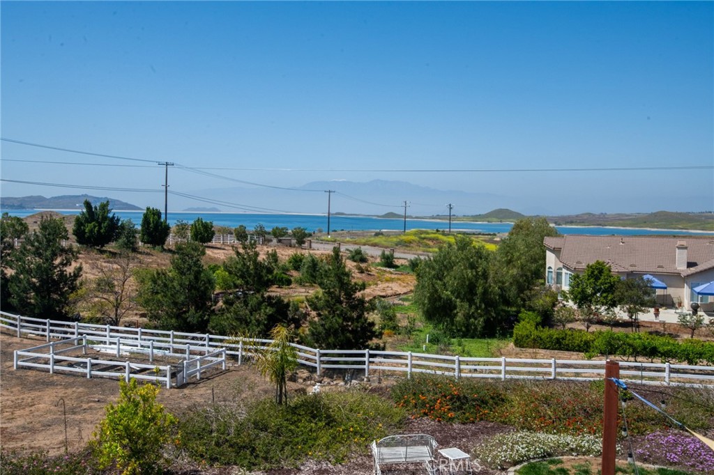 https://media.crmls.org/medias/6954ddc5-292a-443a-878f-fffa0b76a4be.jpg?preset=X-Large