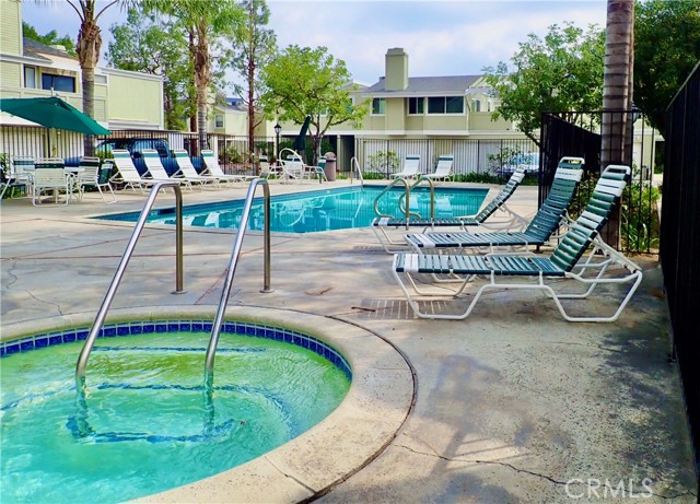 Detail Gallery Image 10 of 10 For 22117 Burbank, Woodland Hills,  CA 91367 - 2 Beds | 1/1 Baths