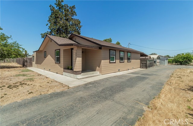 1492 W Sumner Avenue, Fresno CA: https://media.crmls.org/medias/6959b89a-0596-45d7-9e00-8f1a0d831634.jpg