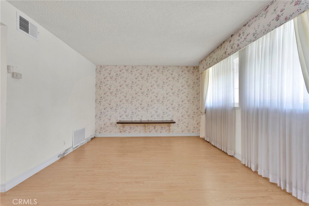 https://media.crmls.org/medias/695b5db9-d8df-409f-8132-d0d4640fd933.jpg?preset=X-Large