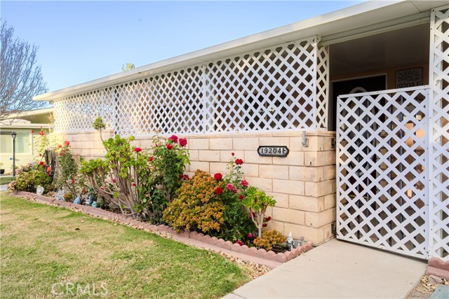 Detail Gallery Image 3 of 50 For 19204 Avenue of the Oaks #E,  Newhall,  CA 91321 - 2 Beds | 2 Baths