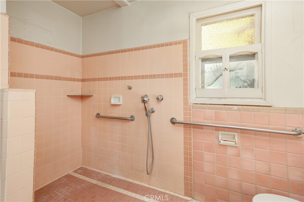 https://media.crmls.org/medias/695eb3f7-c6f0-4d13-8a38-985edd1a1f2a.jpg?preset=X-Large