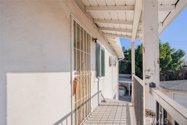 Detail Gallery Image 4 of 20 For 5654 Kester Ave #4,  Van Nuys,  CA 91411 - 2 Beds | 1 Baths