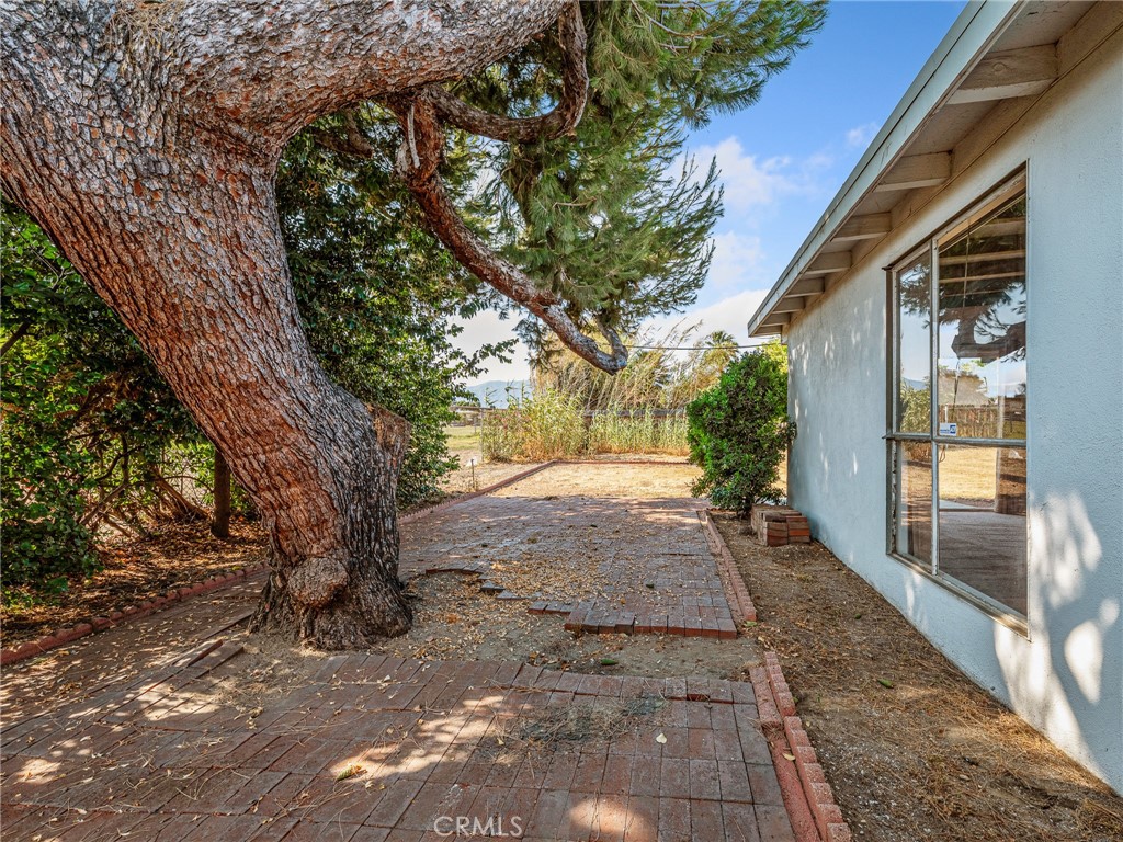 https://media.crmls.org/medias/6964565f-111d-4da7-8382-ae2384106b50.jpg?preset=X-Large