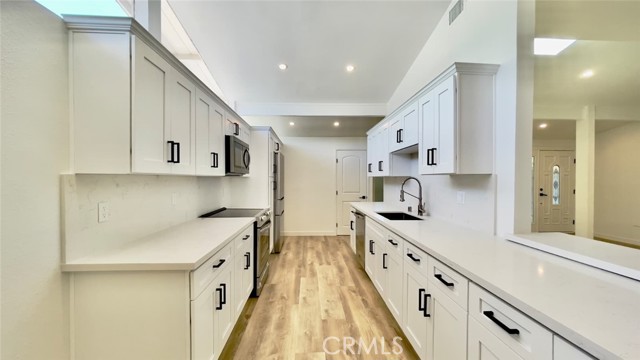 Detail Gallery Image 9 of 31 For 8742 Quakertown Ave, Northridge,  CA 91324 - 4 Beds | 2 Baths