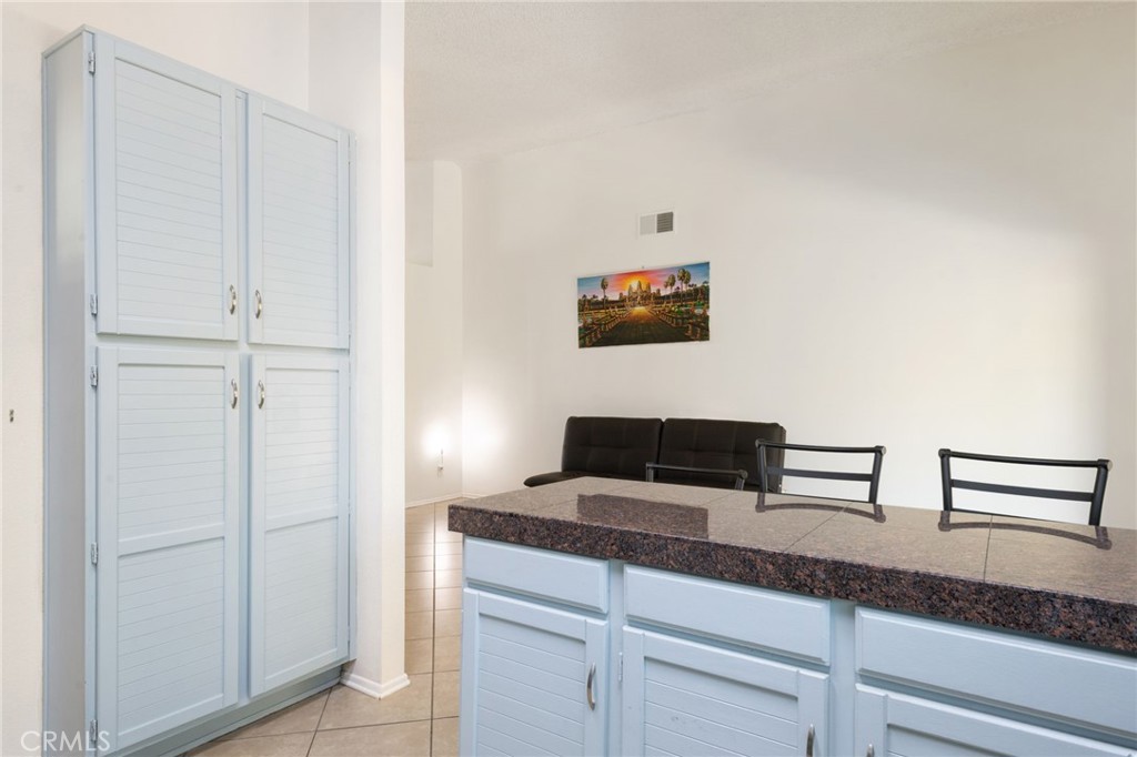 https://media.crmls.org/medias/69692462-f341-49a1-ac50-611ff4395a11.jpg?preset=X-Large