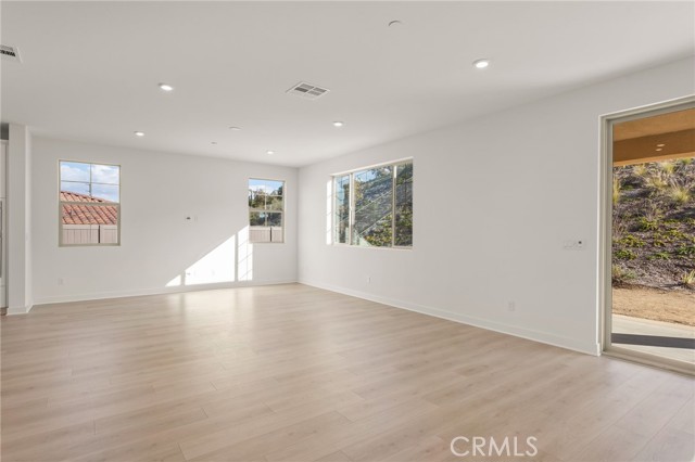 2004 Saguaro Glen, Escondido CA: https://media.crmls.org/medias/696a2da3-7617-4b3f-8571-5171e4e6010c.jpg