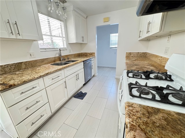20608 Hawaiian Avenue, Lakewood CA: https://media.crmls.org/medias/696d8927-f4e2-47de-9da1-81d0fc3d6bdf.jpg