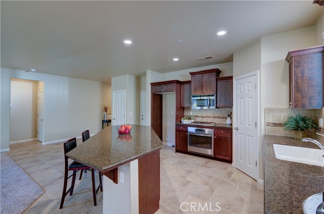 Detail Gallery Image 8 of 15 For 3531 Griffith Ave, Clovis,  CA 93619 - 3 Beds | 2/1 Baths