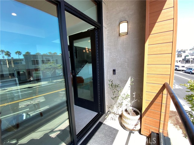 500 E Balboa Boulevard, Newport Beach CA: https://media.crmls.org/medias/69765cfe-c5a8-4c83-82e5-c034cba1c1ec.jpg