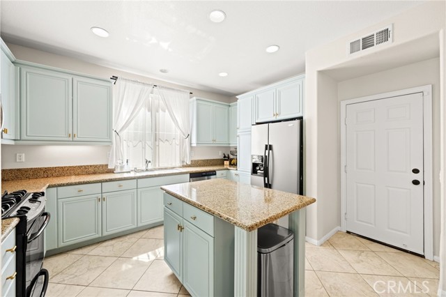 27620 Desert Gold Court, Murrieta CA: https://media.crmls.org/medias/69769077-2ce8-4742-8917-fdc3ed7dce75.jpg