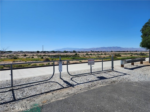 Detail Gallery Image 5 of 7 For 18663 Arrrowhead Trl, Victorville,  CA 92395 - 3 Beds | 2 Baths