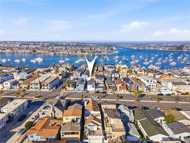 Detail Gallery Image 4 of 58 For 820 W Balboa Bld, Newport Beach,  CA 92661 - 5 Beds | 4/2 Baths