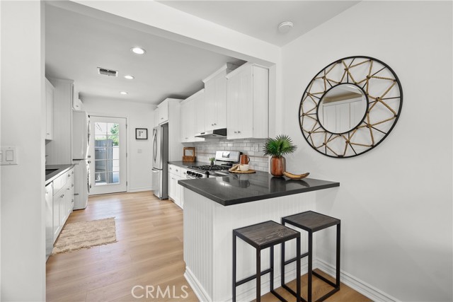 2482 New York Drive, Altadena CA: https://media.crmls.org/medias/697919e7-978f-40e3-af62-6baf167efaf3.jpg