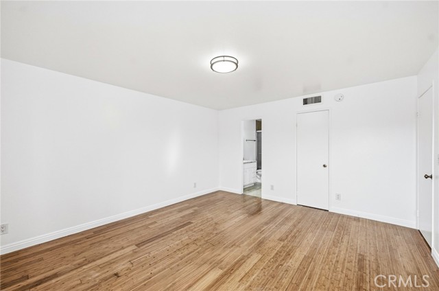 Detail Gallery Image 9 of 17 For 15030 Victory Bld #103,  Van Nuys,  CA 91411 - 2 Beds | 2 Baths