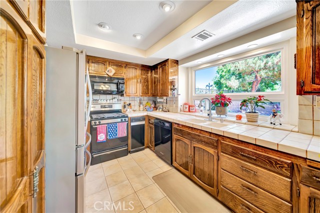 Detail Gallery Image 17 of 74 For 433 Fairway Dr, Palmdale,  CA 93551 - 5 Beds | 3/1 Baths