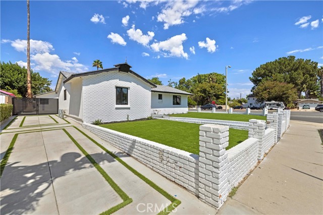 23701 Sylvan Street, Woodland Hills CA: https://media.crmls.org/medias/697dd388-53e7-4e14-b9ef-73555f3aa343.jpg