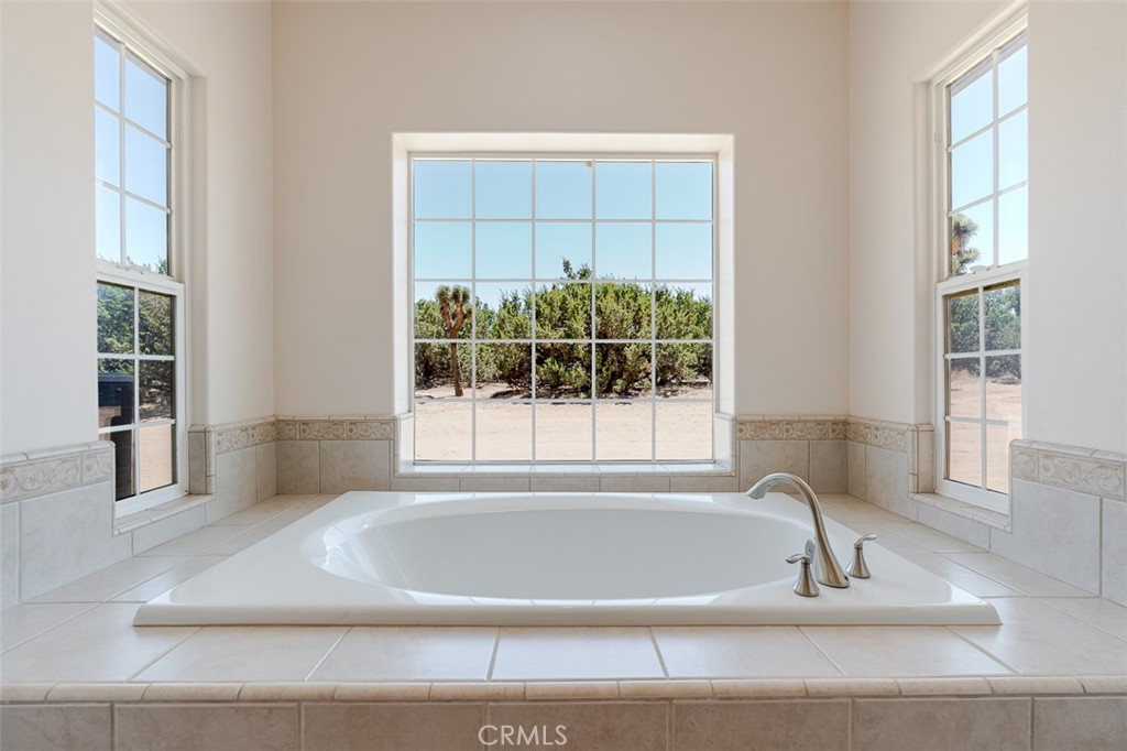 https://media.crmls.org/medias/697f327b-6b24-4269-8bf7-77d2028b95d5.jpg?preset=X-Large