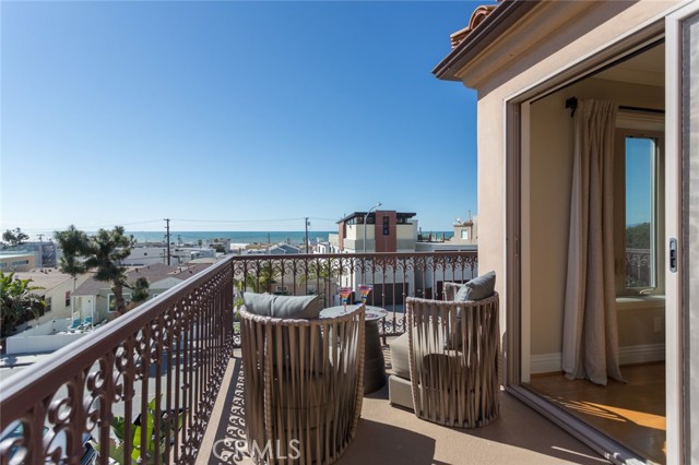 Detail Gallery Image 9 of 24 For 918 Monterey Bld, Hermosa Beach,  CA 90254 - 3 Beds | 3/1 Baths