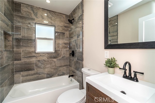 Detail Gallery Image 18 of 21 For 2241 Grand Ave, Long Beach,  CA 90815 - 4 Beds | 2 Baths