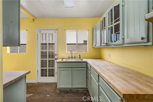 Detail Gallery Image 6 of 17 For 131 Santa Ana Ave, Long Beach,  CA 90803 - 2 Beds | 1 Baths