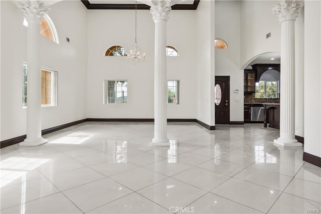 https://media.crmls.org/medias/698d9db7-cfe8-45c7-af0f-571fa246da61.jpg?preset=X-Large