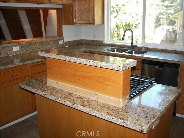 24798 Bernard Drive, Crestline CA: https://media.crmls.org/medias/698e1adc-82f1-4b1b-a2f7-a31055d0d9ae.jpg