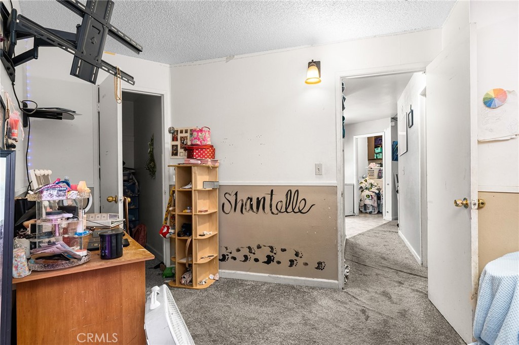 https://media.crmls.org/medias/698f3f1c-58b4-49c0-a805-cb665c95c529.jpg?preset=X-Large