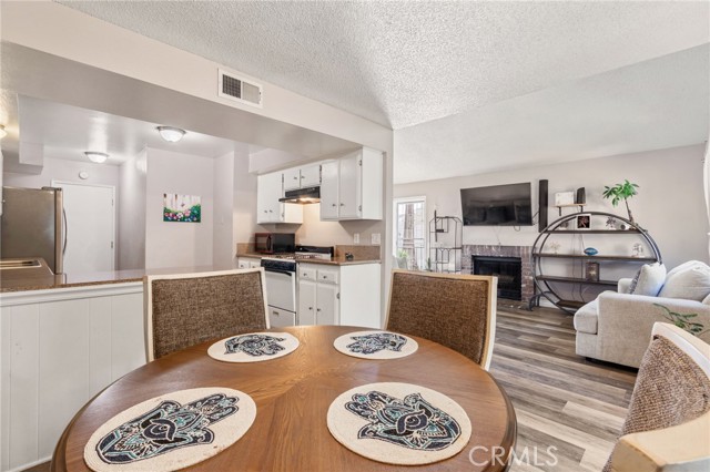 Detail Gallery Image 15 of 44 For 25259 Avenida Dorena, Newhall,  CA 91321 - 3 Beds | 2 Baths