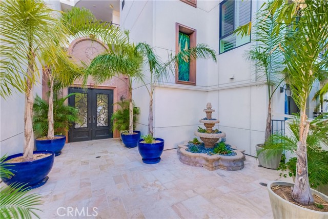 Detail Gallery Image 3 of 33 For 5253 Vantage Ave #105,  Valley Village,  CA 91607 - 4 Beds | 2 Baths
