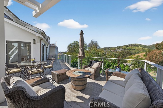 Detail Gallery Image 2 of 74 For 405 Blumont St, Laguna Beach,  CA 92651 - 5 Beds | 6/1 Baths