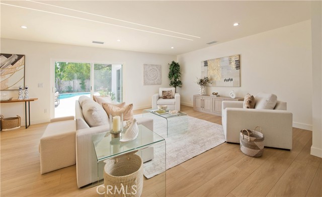 Detail Gallery Image 3 of 25 For 22330 Mobile St, Woodland Hills,  CA 91304 - 4 Beds | 2/1 Baths