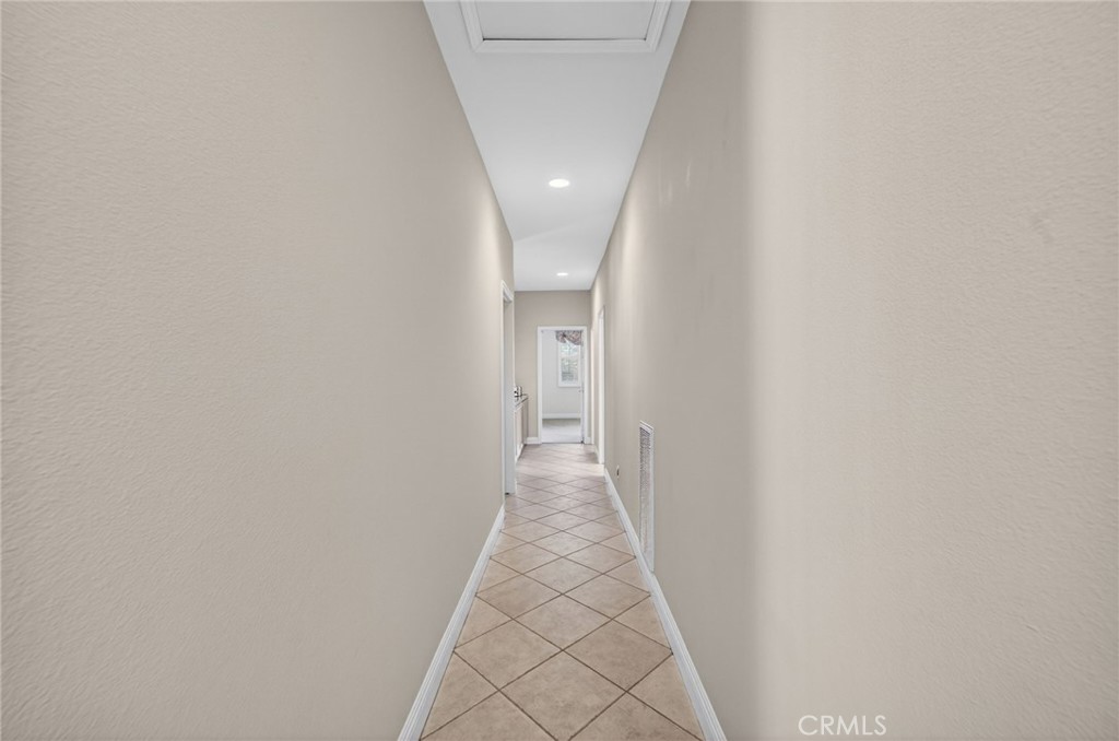 https://media.crmls.org/medias/6999800f-263e-447b-951f-8c3359347181.jpg?preset=X-Large