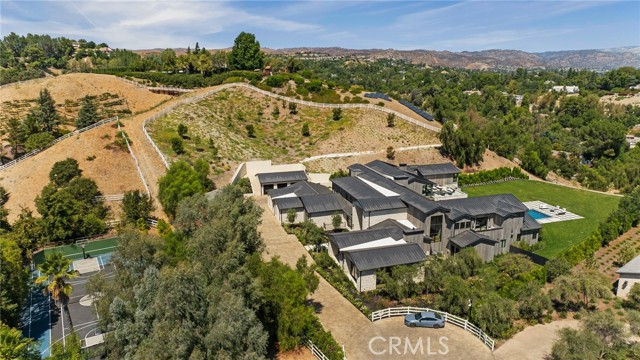 24255 Bridle Trail Road, Hidden Hills CA: https://media.crmls.org/medias/699ce767-bf43-4b6a-a6fe-aaf652d4d834.jpg